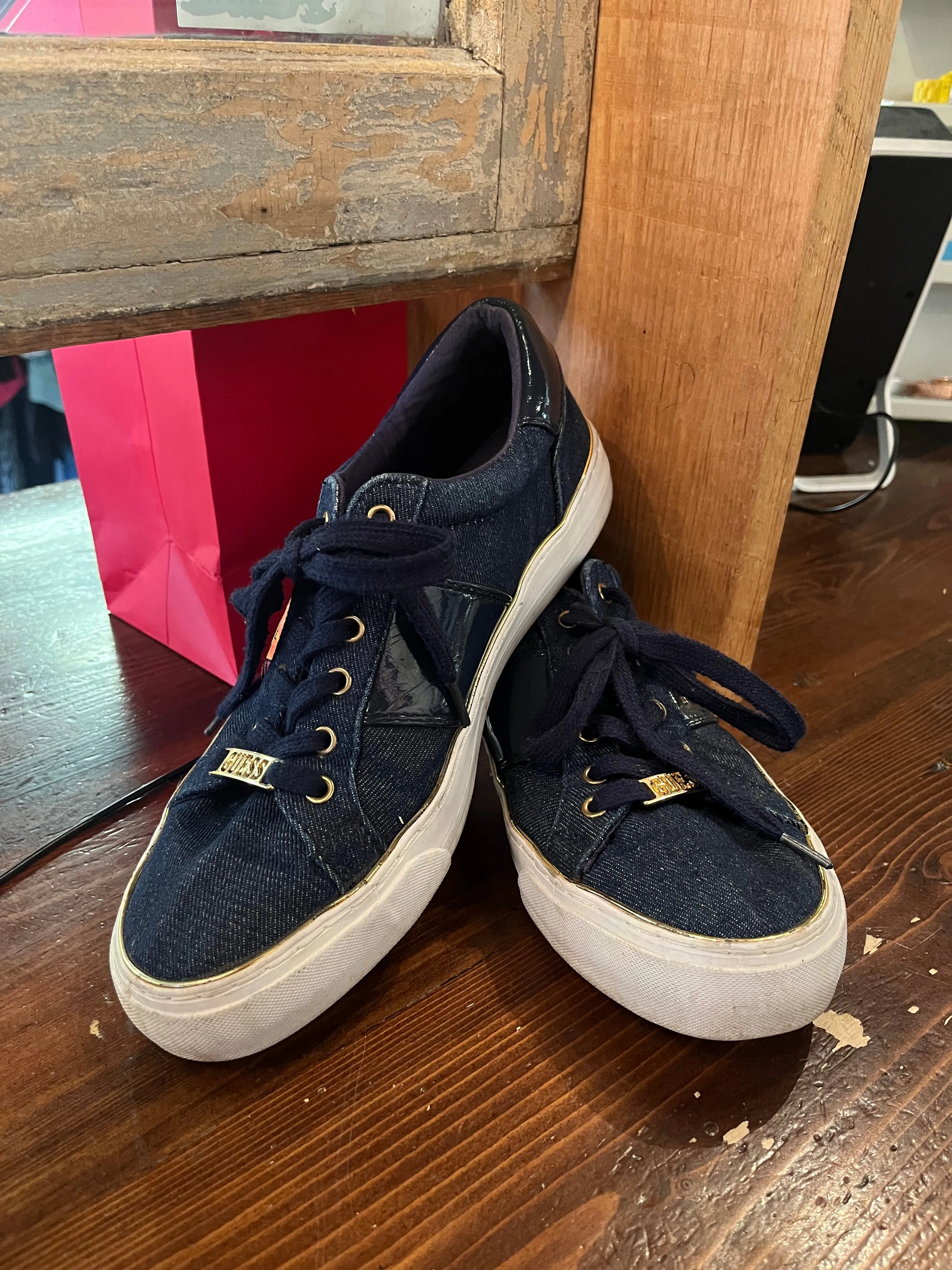 Guess Gabey Low Top Sneakers (Size 9)